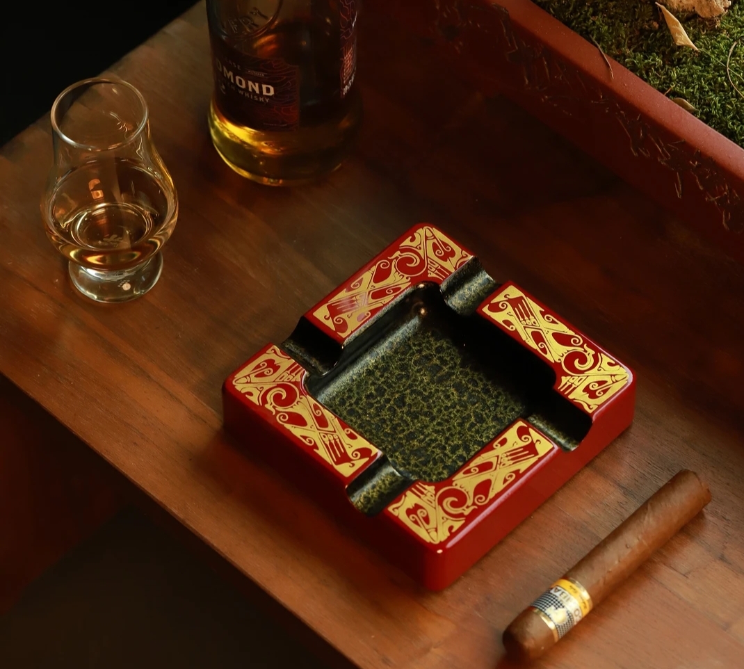 Lacquer Cigar Humidor with Gilded Taotie Pattern