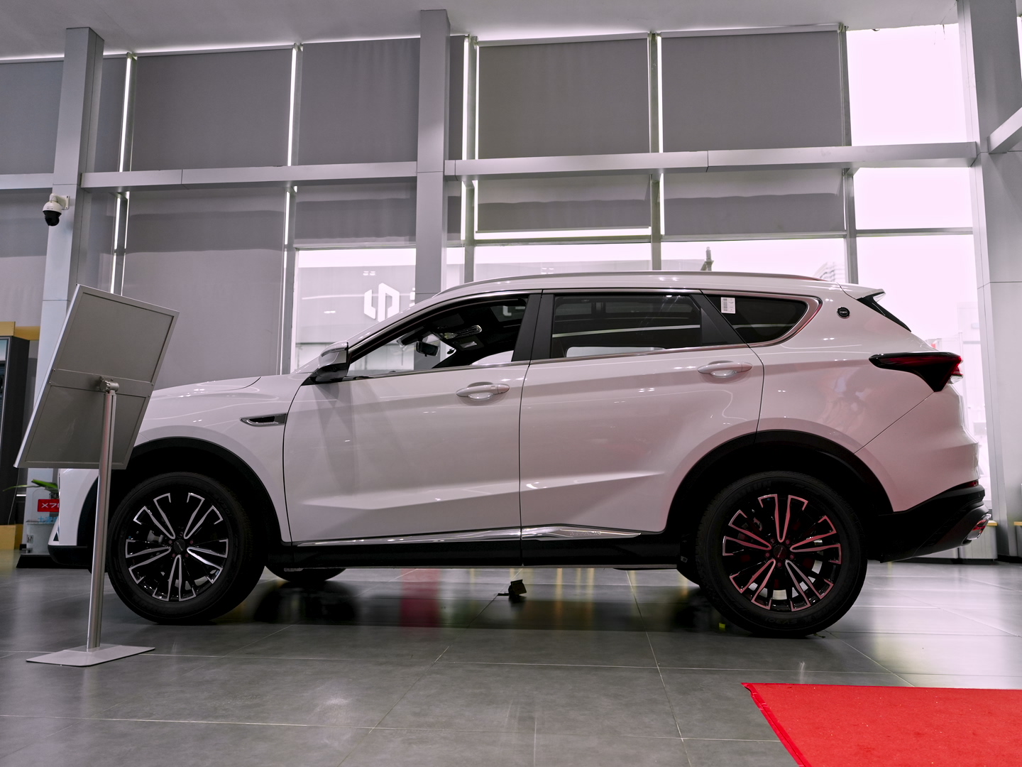 JETOUR X70 PLUS 2025 - Thumbnail 3