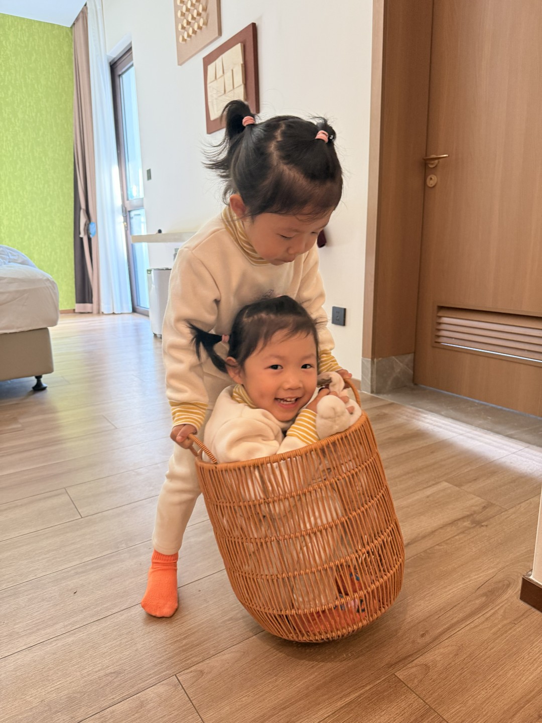 这天我们去了太阳岛(照片中怎么少了小孩呢? 她去当摄影师啦)